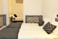 Apartment in Lisbon - S.Juliao 1E+1D